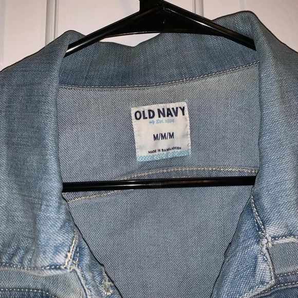 🌟Light wash Jean Vest🌟 - Picture 2 of 3